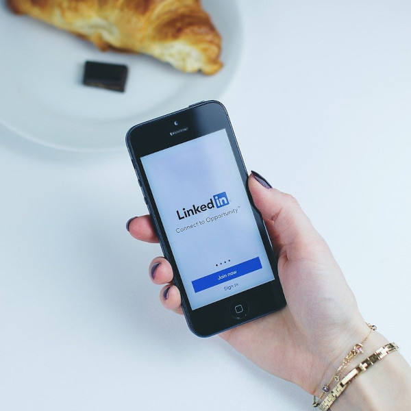 linkedin app mobile smartphone 2616651